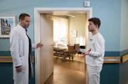 Dr. Ina Schulte (Isabell Gerschke) und Dr. Philipp Brentano (Thomas Koch) haben gerade erfahren, dass Sarah Marquardt und Philipps Frau Arzu mit einer Hochschwangeren im Fahrstuhl stecken geblieben sind.