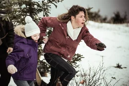 L - R: Jill Wagner als Stephanie Braven, Sasha Rossof als Charlotte Braven