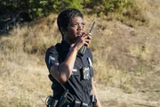 Talia Bishop (Afton Williamson) ruft bei einem Einsatz Verstärkung. Talia Bishop (Afton Williamson) ruft bei einem Einsatz Verstärkung.