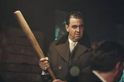 Hat den Baseballschläger und seine Männer im Griff: Bastian Pastewka als Al Capone. Hat den Baseballschläger und seine Männer im Griff: Bastian Pastewka als Al Capone.