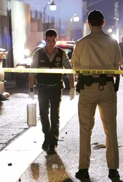 Nachdem sich ein Überfallopfer hartnäckig weigert, die kriminaltechnischen Ermittlungen zu unterstützen, beschließt Nick (George Eads, l.), den Tatort genauer unter die Lupe zu nehmen.