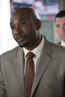 Morris Chestnut (Detective Reilly).