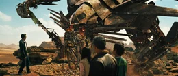M&uuml;ssen sich mit abgr&uuml;ndig b&ouml;sen Blechmonstern herum&auml;rgern, die die Welt vernichten wollen: (v.l.n.r.) Sam Witwicky (Shia LaBeouf), Autobot Jetfire, Mikaela Banes (Megan Fox), Agent Simmons (John Turturro) und Leo (Ramon Rodriguez) ...