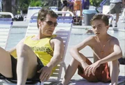 Malcolm (Frankie Muniz, re.) erzählt seinem Vater Hal (Bryan Cranston), dass er nichts für den Wasserpark übrig hat.