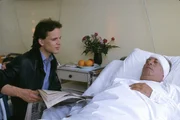 Chris (Mick Werup, l.) besucht seinen Kollegen Wembacher (Claus Derlinghof, r.) im Krankenhaus, der bei einer Demonstration verletzt worden ist.