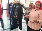 Marina (r.) auf der Suche nach dem perfekten asymmetrischen Kleindungsstück. Marina (r.) auf der Suche nach dem perfekten asymmetrischen Kleindungsstück.