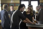 Dr. Patrick McNaughton (Jonathan LaPaglia, l.); Joan Millar (Jessica Marais, r.)