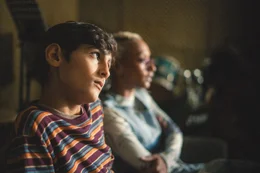 Luca (Baselius G&ouml;ze, links) zweifelt an sich, ob andere ihn verstehen. Aaliyah (Nura Habib Omer, rechts) inspiriert ihn, seine Gef&uuml;hle und Gedanken in einem Rap-Song auszudr&uuml;cken.