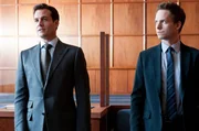 Im Gerichtssaal kämpfen Harvey (Gabriel Macht, l.) und Mike (Patrick J. Adams, r.) für Clifford Danners Freispruch. Doch die Chancen stehen schlecht – und der Druck wächst. Im Gerichtssaal kämpfen Harvey (Gabriel Macht, l.) und Mike (Patrick J. Adams, r.) für Clifford Danners Freispruch. Doch die Chancen stehen schlecht – und der Druck wächst.