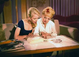 Ulla (Eike Pulwer, li.) und Britta (Marlene Rahn) versuchen mit Hilfe des Telefonbuchs herauszufinden, was es mit dem mysteri&ouml;sen Institut Diana auf sich hat.