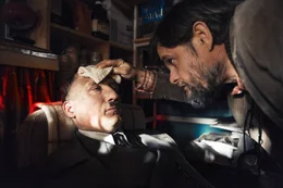 Als Adolf Hitler (Oliver Masucci, l.) noch orientierungslos durch die Stra&szlig;en Berlins streift, greift ihn ein Kioskbesitzer (Lars Rudolph, r.) auf und bietet ihm Unterschlumpf. In dem Glauben, einen gro&szlig;artigen Hitler-Imitator entdeckt zu haben ...