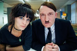 Die junge Sekret&auml;rin Fr&auml;ulein Kr&ouml;meier (Franziska Wulf, l.) soll Adolf Hitler (Oliver Masucci, r.) zur Seite stehen, als dieser sich im Wirrwarr der modernen Welt zurechtzufinden versucht ...