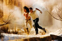 Die Schlacht zwischen Autobots und Decepticons geht weiter - und Sam (Shia LaBeouf, r.) und Mikaela (Megan Fox, l.) sind wieder mitten drin ...