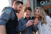 L-R: Joel McHale als Frank Shaw, Michael Rowland als Fred 'Shred' Taylor und Sarah Chalke als Yazmin