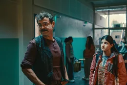 Herr Che (Andreas D&ouml;hler) mit Mona (Dileyla Agirman) in der Schule