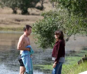 Von links nach rechts: Hugh Knight (Rodger Corser) und Charlie (Nicole da Silva).