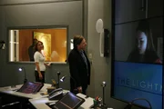 Dr. Gillian Foster (Kelli Williams, li.) und Dr. Cal Lightman (Tim Roth) analysieren neben Samanthas (Madeline Carroll) Körpersprache auch die sogenannten Microexpressions, also unwillkürliche Bewegungen der Gesichtsmuskeln, die auf die wahre und unterdrückte Emotionslage hindeuten. Dr. Gillian Foster (Kelli Williams, li.) und Dr. Cal Lightman (Tim Roth) analysieren neben Samanthas (Madeline Carroll) Körpersprache auch die sogenannten Microexpressions, also unwillkürliche Bewegungen der Gesichtsmuskeln, die auf die wahre und unterdrückte Emotionslage hindeuten.