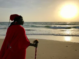 Arabischen Quellen zufolge soll der einstige Herrscher des Groﬂreichs Mali, Abubakari II, eine Flotte von 2000 Schiffen ausgesandt haben. Historiker vermuten, dass die Seefahrer den Auftrag hatte, das unbekannte Land im Westen zu erobern.Arabischen Quellen zufolge soll der einstige Herrscher des Groflreichs Mali, Abubakari II, eine Flotte von 2000 Schiffen ausgesandt haben. Historiker vermuten, dass die Seefahrer den Auftrag hatte, das unbekannte Land im Westen zu erobern.