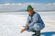 Amado Bautista gewinnt Speisesalz im Salar de Uyuni - der größten Salzpfanne der Erde. Amado Bautista gewinnt Speisesalz im Salar de Uyuni - der größten Salzpfanne der Erde.