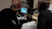 Die Ermittler sehen sich das Filmmaterial an.