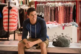 Versucht, mit ungew&ouml;hnlichen Methoden seiner ehemaligen Freundin aus Kindheitstagen dabei zu helfen, endlich ihren Schwarm ansprechen zu k&ouml;nnen: Wesley (Robbie Amell) ...