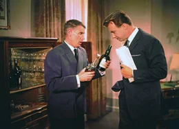 Dr. Otto Wilder (Peter Alexander) ist gar nicht beunruhigt, dass es Chauffeur Heinrich (Johann Sklenka) mit dem Alkoholverbot im Dienst nicht so genau nimmt.