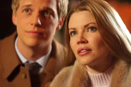 Selbst ihre Flitterwochen stehen unter keinem guten Stern: Prinz Edvard (Chris Geere, l.) und Prinzessin Paige von D&auml;nemark (Kam Henskin, r.) ...