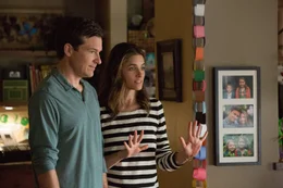 Sandy Patterson (Jason Bateman, l.); Trish Patterson (Amanda Peet, r.)