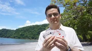 Alejandro Jenkins, Professor an der Fakult&auml;t f&uuml;r Physik der Universit&auml;t von Costa Rica, glaubt, dass unser Universum nur ein Teil eines vielschichtigen, extradimensionalen Raums sein k&ouml;nnte. So wie eine einzelne Spielkarte in einem Kartenspiel.