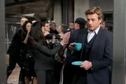 Die Ermittlungen in ihrem neuen Fall sind sehr turbulent: Patrick (Simon Baker, vorne r.) und Teresa (Robin Tunney, vorne l.) ...