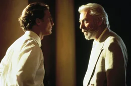 Eigentlich will der erfahrene, aber in seiner Karriere gescheiterte Anwalt Lucien Wilbanks (Donald Sutherland, r.) nie wieder einen Gerichtssaal betreten. Doch nun agiert er als Mentor f&uuml;r den noch unerfahrenen Anwalt Brigance (Matthew McConaughey, l.) in einem hoch brisanten Fall ...