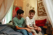 Erik (Frederik Stein, rechts) sch&auml;tzt Luca (Baselius G&ouml;ze, links) als Freund sehr. F&uuml;r ihn spielen &auml;u&szlig;ere Umst&auml;nde oder materielle Dinge keine Rolle.