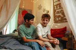 Erik (Frederik Stein, rechts) sch&auml;tzt Luca (Baselius G&ouml;ze, links) als Freund sehr. F&uuml;r ihn spielen &auml;u&szlig;ere Umst&auml;nde oder materielle Dinge keine Rolle.
