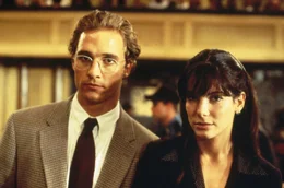 Der blutjunge Verteidiger Jake Brigance (Matthew McConaughey, l.) &uuml;bernimmt den aussichtslosen Fall Hailey. Von unerwarteter Seite bekommt er Hilfe: Ellen Roark (Sandra Bullock, r.), Expertin im Aufsp&uuml;ren wichtiger Pr&auml;zedenzf&auml;lle ...
