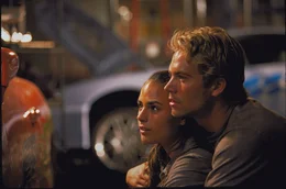 Brian (Paul Walker) und Mia (Jordana Brewster) kommen sich n&auml;her.