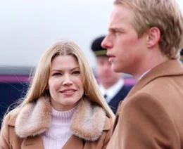 Freuen sich auf ihre Flitterwochen, doch auch diese stehen unter keinem guten Stern: Prinz Edvard (Chris Geere, r.) und Prinzessin Paige von D&auml;nemark (Kam Henskin, l.) ...