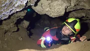 In der Altensteiner Höhle darf Marina die Feuerwehr bei einer Rettungsübung begleiten.