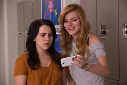 Bianca (Mae Whitman, l.) hat eigentlich den perfekten Plan, wie sie es endlich schafft ihren Schwarm auf sich aufmerksam zu machen, doch die Zicke Madison (Bella Thorne, r.) mischt sich immer wieder ein und bringt alles durcheinander ...