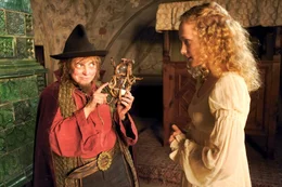 Wenn die Sanduhr abgelaufen ist, will Rumpelstilzchen (Katharina Thalbach) das Kind der K&ouml;nigin (Marie-Christine Friedrich) mitnehmen.