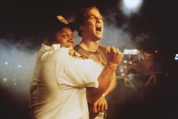 Die Bedrohung durch verblendete Mitglieder des Ku-Klux-Klans wird immer gr&ouml;&szlig;er: Verteidiger Brigance (Matthew McConaughey, r.) muss sich zwischen Gerechtigkeit und eigener Sicherheit entscheiden, denn Sheriff Ozzie Walls (Charles S. Dutton, l.) ist ihm keine Hilfe ...