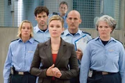 Appell! Die neue Direktorin Sürth (Susanne Schäfer, Mi.) stellt sich - begleitet von den Schließern Römer (Friedeliese Stutte, li.), Wilborn (Jost Pieper, 2.v.li.), Brock (Leon Boden) und Schnoor (Uta Prelle) den Insassinnen vor. Appell! Die neue Direktorin Sürth (Susanne Schäfer, Mi.) stellt sich - begleitet von den Schließern Römer (Friedeliese Stutte, li.), Wilborn (Jost Pieper, 2.v.li.), Brock (Leon Boden) und Schnoor (Uta Prelle) den Insassinnen vor.