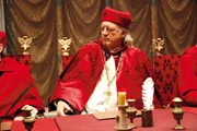 Kardinal Rodrigo Borgia (John Doman) gelingt es, zum Papst gewählt zu werden. Kardinal Rodrigo Borgia (John Doman) gelingt es, zum Papst gewählt zu werden.