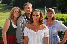 (v.li.): Katti Lang (Susanna Knechtl), Karli Moser (Maximilian Kr&uuml;ckl), Sandra Hofer (Christina Plate), Theres F&auml;rber (Elfi Eschke)