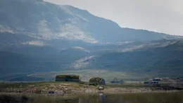 Massive Geb&auml;ude auf einer winzigen Insel, die der einstigen Wikingersiedlung Gadar vorgelagert war. Welchen Zweck hatten diese Bauwerke? Diente das Eiland als Gef&auml;ngnisinsel? Hatten H&auml;ndler Angst vor Dieben und errichteten deshalb ihre Lagerhallen so weit entfernt von der Siedlung? Oder wollten sie Distanz zwischen den Siedlern und der bissigen "Ware" schaffen. &Uuml;berbleibsel von Eisb&auml;ren legen nahe, dass die m&auml;chtigen Tiere hier f&uuml;r den Transport nach Europa verladen worden sein k&ouml;nnten.