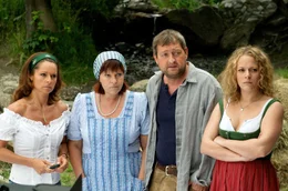 (v.li.): Sandra Hofer (Christina Plate), Theres F&auml;rber (Elfi Eschke), Karli Moser (Maximilian Kr&uuml;ckl), Katti Lang (Susanna Knechtl).