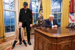 US-Pr&auml;sident Donald Trump wettert gegen die Eliten, umgibt sich aber mit den Superreichen aus dem Silicon Valley. Der Tech-Milliard&auml;r Elon Musk bringt seinen Sohn sogar mit ins Oval Office. Drohen Interessenskonflikte zwischen Wirtschaft und Politik? Oder ist das der neue US-Politik-Stil?