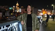Istanbul ist laut, chaotisch, und viel zu klein für seine knapp 20 Millionen Bewohner. ZDF-Korrespondentin Phoebe Gaa nimmt die Zuschauenden mit in die Dämmerung des Abends und endet früh morgens, wenn die meisten Menschen ausgeschlafen zur Arbeit gehen. Istanbul ist laut, chaotisch, und viel zu klein für seine knapp 20 Millionen Bewohner. ZDF-Korrespondentin Phoebe Gaa nimmt die Zuschauenden mit in die Dämmerung des Abends und endet früh morgens, wenn die meisten Menschen ausgeschlafen zur Arbeit gehen.