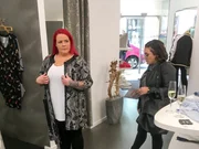 Shoppingbegleitung Cynthia berät Marina (l.) beim Shoppen. Shoppingbegleitung Cynthia berät Marina (l.) beim Shoppen.