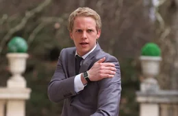 Um endlich in seine verdienten Flitterwochen gehen zu k&ouml;nnen, muss Prinz Edvard von D&auml;nemark (Chris Geere) einiges &uuml;ber sich ergehen lassen ...