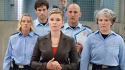 Appell! Die neue Direktorin Sürth (Susanne Schäfer, Mi.) stellt sich - begleitet von den Schließern Römer (Friedeliese Stutte, li.), Wilborn (Jost Pieper, 2.v.li.), Brock (Leon Boden) und Schnoor (Uta Prelle) den Insassinnen vor.